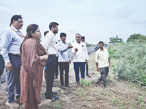 ಕಟ್ಟಿಸಂಗಾವಿ ಜಮೀನುಗಳಿಗೆ ಜಿಲ್ಲಾಧಿಕಾರಿ ಇಕ್ರಮ್​ ಷರೀಫ್​ ಮಂಗಳವಾರ ಭೇಟಿ ನೀಡಿ ಬರ ಸ್ಥಿತಿ ವೀಕ್ಷಿಸಿದರು. ತಹಸೀಲ್ದಾರ್​ ಅಂಜುಂ ತಬಸ್ಸುಮ್​, ಕೃಷಿ ಅಧಿಕಾರಿ ಚಂದ್ರಶೇಖರ ಜಿವಣಗಿ ಇದ್ದರು.