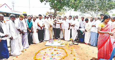 ಗುಂಡ್ಲುಪೇಟೆ ತಾಲೂಕಿನ ಯಡವನಹಳ್ಳಿ ಗ್ರಾಮದಲ್ಲಿ ಸಿಸಿ ರಸ್ತೆ ನಿರ್ಮಾಣ ಕಾಮಗಾರಿಗೆ ಶಾಸಕ ಗಣೇಶ್ ಪ್ರಸಾದ್ ಭೂಮಿಪೂಜೆ ನೆರವೇರಿಸಿದರು. ಎಚ್.ಎಸ್.ನಂಜುಂಡಪ್ರಸಾದ್, ಎಚ್.ಎನ್.ಬಸವರಾಜು, ನೀಲಕಂಠಪ್ಪ ಇದ್ದರು.