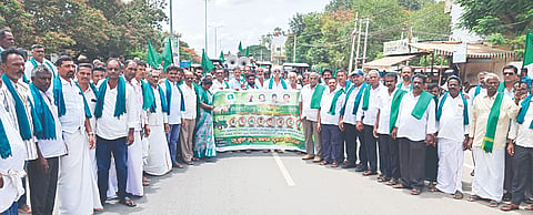 ಗುಂಡ್ಲುಪೇಟೆಯಲ್ಲಿ ಕರ್ನಾಟಕ ರಾಜ್ಯ ರೈತ ಸಂಘ ಹಾಗೂ ಹಸಿರು ಸೇನೆ ತಾಲೂಕು ಸಮಿತಿ ವತಿಯಿಂದ 49 ನೇ ರೈತ ಹುತಾತ್ಮ ದಿನಾಚರಣೆ ಅಂಗವಾಗಿ ರ‌್ಯಾಲಿ ಹಾಗೂ ಬೃಹತ್ ಪ್ರತಿಭಟನೆ ನಡೆಯಿತು.