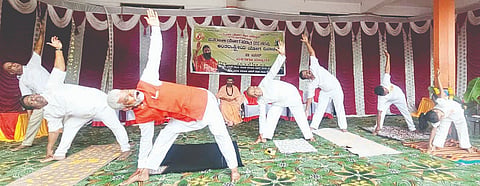 ಕಂಪ್ಲಿಯಲ್ಲಿ ಪತಂಜಲಿ ಯೋಗ ಸಮಿತಿಯಿಂದ ಆಯೋಜಿಸಿದ್ದ ಯೋಗ ದಿನಾಚರಣೆ ಕಾರ್ಯಕ್ರಮದಲ್ಲಿ ಯೋಗ ಶಿಕ್ಷಕ ಎಸ್.ಶ್ರೀಧರ ಯೋಗಾಭ್ಯಾಸ ಮಾಡಿಸಿದರು. 