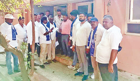 ಸತ್ತೇಗಾಲ ಡಾ.ಬಿ.ಆರ್ ಅಂಬೇಡ್ಕರ್ ವಿವಿಧ ಸಂಘಟನೆಗಳ ಒಕ್ಕೂಟದ ಸದಸ್ಯರು  ಅಕ್ರಮ ಮದ್ಯ ತಡೆಗಟ್ಟುವಂತೆ ಕೊಳ್ಳೇಗಾಲದ ಅಬಕಾರಿ ಸಬ್‌ಇನ್‌ಸ್ಪೆಕ್ಟರ್ ನಾಗರಾಜು ಅವರಿಗೆ ಮನವಿಪತ್ರ ಸಲ್ಲಿಸಿದರು.