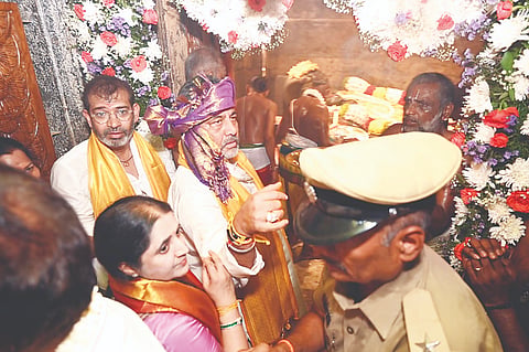 ಶ್ರೀಮಧ್ಯರಂಗನಾಥ ಸ್ವಾಮಿಯ ದರ್ಶನ ಪಡೆದು ಉಪ ಮುಖ್ಯಮಂತ್ರಿ ಡಿ.ಕೆ. ಶಿವಕುಮಾರ್-ಪತ್ನಿ ಉಷಾ ಶಿವಕುಮಾರ್ ಅವರು ಪೂಜೆ ಸಲ್ಲಿಸಿದರು. 