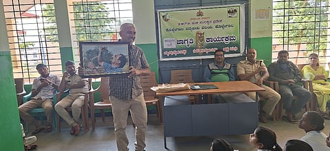ತಾಲೂಕಿನ ತಿಮ್ಮರಾಜಿಪುರ ಗ್ರಾಮದಲ್ಲಿರುವ ಮೊರಾರ್ಜಿ ದೇಸಾಯಿ ಶಾಲೆಯಲ್ಲಿ ಶನಿವಾರ ಬಿಆರ್‌ಟಿ ಹುಲಿ ಸಂರಕ್ಷಿತ ಪ್ರದೇಶ ಚಾಮರಾಜನಗರ ಕೊಳ್ಳೇಗಾಲ ವನ್ಯಜೀವಿ ವಲಯ ಆಯೋಜಿಸಿದ್ದ ಹಾವುಗಳ ಜಾಗೃತಿ ಕಾರ್ಯಕ್ರಮ ಸ್ನೇಕ್ ಮಹೇಶ್ ಮಕ್ಕಳಿಗೆ ಹಾವುಗಳ ಬಗ್ಗೆ ಮಾಹಿತಿ ನೀಡಿದರು. 