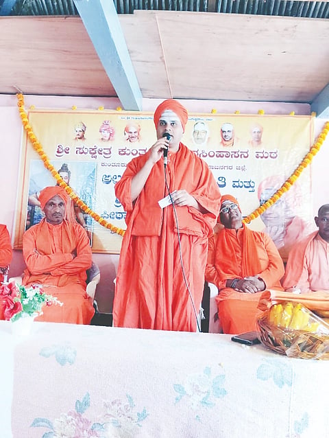 ತಾಲೂಕಿನ ಶ್ರೀ ಕ್ಷೇತ್ರ ಕುಂತೂರು ವೀರಸಿಂಹಾಸನ ಮಠದಲ್ಲಿ ಆಯೋಜಿಸಿದ್ದ ಶನಿವಾರ ಅಲ್ಲಮ ಪ್ರಭು ಜಯಂತಿ ಸಮಾರಂಭದಲ್ಲಿ ತುಮಕೂರಿನ ಶ್ರೀ ಸಿದ್ಧಗಂಗಾ ಮಠದ ಶ್ರೀ ಶಿವಸಿದ್ದೇಶ್ವರ ಸ್ವಾಮೀಜಿ ಮಾತನಾಡಿದರು. ಶ್ರೀ ಶಿವಪ್ರಭು ಸ್ವಾಮೀಜಿ, ಶ್ರೀ ಕಂಠಸ್ವಾಮೀಜಿ ಇತರರು ಇದ್ದರು.