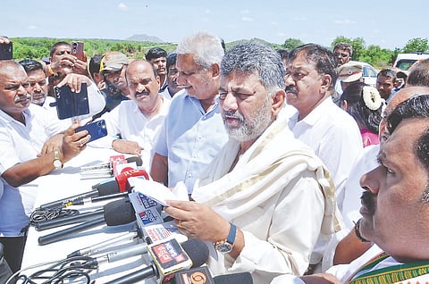 ಶಿವನಸಮುದ್ರದ ಹೆಲಿಪ್ಯಾಡ್‌ನಲ್ಲಿ ಮಾಧ್ಯಮದವರ ಜತೆಗೆ ಡಿಸಿಎಂ ಡಿ.ಕೆ ಶಿವಕುಮಾರ್ ಮಾತನಾಡಿದರು.