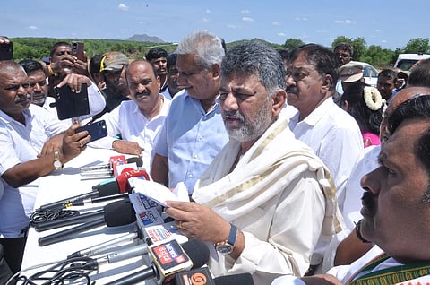 ಶಿವನಸಮುದ್ರದ ಹೆಲಿಪ್ಯಾಡ್‌ನಲ್ಲಿ ಮಾಧ್ಯಮದವರ ಜತೆಗೆ ಡಿಸಿಎಂ ಡಿ.ಕೆ ಶಿವಕುಮಾರ್ ಮಾತನಾಡಿದರು.