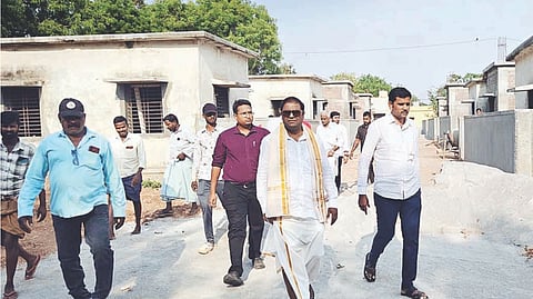 ಕಾನಹೊಸಹಳ್ಳಿ ಸಮೀಪದ ಚಿಕ್ಕಜೋಗಿಹಳ್ಳಿ ಸಮುದಾಯ ಆರೋಗ್ಯ ಕೇಂದ್ರಕ್ಕೆ ಶಾಸಕ ಡಾ.ಎನ್.ಟಿ.ಶ್ರೀನಿವಾಸ್ ಭೇಟಿ ನೀಡಿ ಅಭಿವೃದ್ಧಿ ಕಾಮಗಾರಿ ಪರಿಶೀಲಿಸಿದರು. ಎಪಿಎಂಸಿ ಅಧ್ಯಕ್ಷ ಕುರಿಹಟ್ಟಿ ಬೋಸಣ್ಣ, ತಾಪಂ ಮಾಜಿ ಸದಸ್ಯ ಹುಡೇಂ ಪಾಪನಾಯಕ, ಪ್ರಮುಖರಾದ ಬುಡ್ಡಾರೆಡ್ಡಿ, ಡಾ.ವಿಜಯ, ಧನುಂಜಯ ಇದ್ದರು.