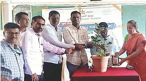 ಭಾನಾಪುರದ ಸರ್ಕಾರಿ ಪ್ರೌಢಶಾಲೆಯಲ್ಲಿ ಪ್ಲಾಸ್ಟಿಕ್‌ಮುಕ್ತ ಗ್ರಾಮ ಜಾಗೃತಿ ಕಾರ್ಯಕ್ರಮಕ್ಕೆ ಪಿಡಿಒ ರಮೇಶ ತಿಮ್ಮಾರೆಡ್ಡಿ ಚಾಲನೆ ನೀಡಿದರು. ಮುಖ್ಯಶಿಕ್ಷಕ ನಾಗಪ್ಪ ಅಗಸಿಮುಂದಿನ್, ಮಾನಸ ಸಮಗ್ರ ಗ್ರಾಮೀಣಾಭಿವೃದ್ಧಿ ಸಂಸ್ಥೆ ಅಧ್ಯಕ್ಷ ಮಂಜುನಾಥ್ ಅಂಗಡಿ, ಶಿಕ್ಷಕರಾದ ವೀಣಾ ಕುಲಕರ್ಣಿ, ಆನಂದಕುಮಾರ್ ಕನ್ನಾರಿ, ಉದಯಕುಮಾರ, ಶಿವಕುಮಾರ, ಲಕ್ಷ್ಮೀ ತಮ್ಮನಗೌಡರ ಇದ್ದರು.