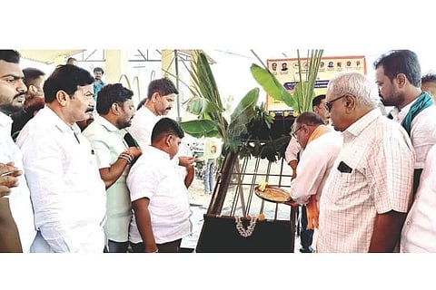 ಎಮ್ಮಿನಗೂರಿನಲ್ಲಿ ಜೋಳ ಖರೀದಿ ಕೇಂದ್ರಕ್ಕೆ ಶಾಸಕ ಜೆ.ಎನ್.ಗಣೇಶ್ ಚಾಲನೆ ನೀಡಿದರು. ಪ್ರಮುಖರಾದ ಬಿ.ಖಾಸಿಂಸಾಬ್, ಇ.ಜಡೇಶರೆಡ್ಡಿ, ಬಿ.ಸದಾಶಿವಪ್ಪ, ಬಿ.ವಿ.ಗೌಡ, ಕೆ.ಶ್ರೀನಿವಾಸರಾವ್ ಇತರರಿದ್ದರು.