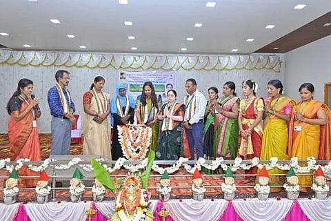 ಕನಕಗಿರಿಯಲ್ಲಿ ಭಾನುವಾರ ಮಹಿಳಾ ವಿಚಾರಗೋಷ್ಠಿ ಕಾರ್ಯಕ್ರಮವನ್ನು ಪಪಂ ಮಾಜಿ ಅಧ್ಯಕ್ಷೆ ಹುಸೇನಬೀ ಚಳ್ಳಮರದ ಉದ್ಘಾಟಿಸಿದರು. ಕೆಪಿಎಸ್ ಕಾರಟಗಿಯ ಸಹ ಶಿಕ್ಷಕಿ ಅನ್ನಪೂರ್ಣ ಸಜ್ಜನ್, ಕ.ಕ. ಸಮನ್ವಯಾಧಿಕಾರಿ ಸುಧಾ ಇತರರು ಇದ್ದರು.