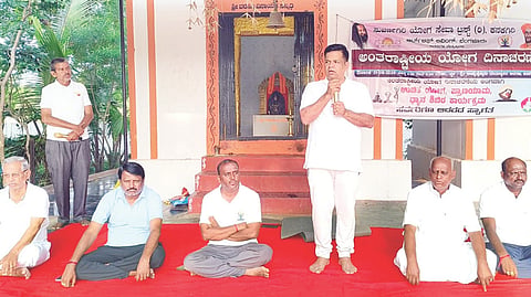 ಕನಕಗಿರಿಯಲ್ಲಿ ಹಮ್ಮಿಕೊಂಡಿದ್ದ ಅಂತಾರಾಷ್ಟ್ರೀಯ ಯೋಗ ದಿನ ಕಾರ್ಯಕ್ರಮದಲ್ಲಿ ತಹಸೀಲ್ದಾರ್ ಚಂದ್ರಶೇಖರ ಗಾಳಿ ಮಾತನಾಡಿದರು. ಯೋಗ ಟ್ರಸ್ಟ್ ಅಧ್ಯಕ್ಷ ವಾಗೀಶ ಹಿರೇಮಠ, ಪ್ರಮುಖರಾದ ಅನಂತಪ್ಪ ಧಾಯಿಪುಲ್ಲೆ, ಸಿದ್ದಪ್ಪ ನಿರ್ಲೂಟಿ ಇತರರಿದ್ದರು.