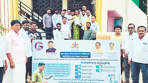 ಸುಳೇಕಲ್ ಗ್ರಾಮದಲ್ಲಿ ಗ್ಯಾರಂಟಿ ಯೋಜನೆ ಅನುಷ್ಠಾನ ಸಮಿತಿ ಜಿಲ್ಲಾಧ್ಯಕ್ಷ ರೆಡ್ಡಿ ಶ್ರೀನಿವಾಸ ಗೃಹಜ್ಯೋತಿ ಮರುಪರಿಶೀಲನಾ ಅರ್ಜಿಗಳನ್ನು ಪರಿಶೀಲಿಸಿದರು. ತಾಲೂಕು ಅಧ್ಯಕ್ಷ ಹಜರತ್ ಹುಸೇನ್, ಸದಸ್ಯರಾದ ಜಗದೀಶ್ ಸುಳೇಕಲ್, ಗ್ಯಾನಪ್ಪ ಗೌರಿಪುರ, ಜೆಸ್ಕಾಂ ಇಇ ವೀರೇಶ, ಎಇಇ ಮಂಜುನಾಥ ಇತರರಿದ್ದರು.