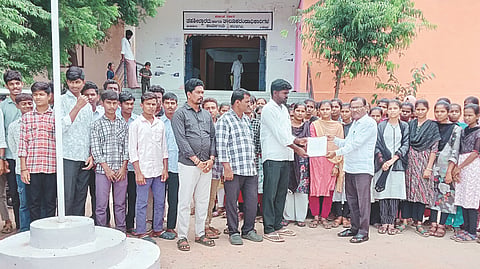 ಕನಕಗಿರಿಯಲ್ಲಿ ಎಸ್‌ಎಫ್‌ಐ ತಾಲೂಕು ಘಟಕದಿಂದ ಶಿರಸ್ತೇದಾರ್ ಶರಣಪ್ಪಗೆ ಮಂಗಳವಾರ ಮನವಿ ಸಲ್ಲಿಸಲಾಯಿತು. ಜಿಲ್ಲಾಧ್ಯಕ್ಷ ಶಿವಕುಮಾರ ಈಚನಾಳ, ವಿದ್ಯಾರ್ಥಿಗಳಾದ ದುರ್ಗಮ್ಮ, ಪ್ರಕಾಶ, ದೇವರಾಜ, ಪಲವಿ ಇತರರಿದ್ದರು.
