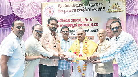 ಕನಕಗಿರಿಯ ಶ್ರೀ ರುದ್ರಸ್ವಾಮಿ ಗ್ರಾಮೀಣ ವಿದ್ಯಾವರ್ಧಕ ಸಂಘದ ಶಾಲೆಯಲ್ಲಿ ಭಾರತೀಯ ಸಂಸ್ಕೃತಿ ಅರಿವು ಕುರಿತು ವಿಶೇಷ ಉಪನ್ಯಾಸ ಕಾರ್ಯಕ್ರಮದಲ್ಲಿ ಡಾ.ಬಸವರಾಜ ಪಾಟೀಲ್ ಸೇಡಂ ಅವರನ್ನು ಸನ್ಮಾನಿಸಲಾಯಿತು. ಸಂಸ್ಥೆಯ ಪದಾಧಿಕಾರಿಗಳಾದ ಶೇಖರಗೌಡ ಪಾಟೀಲ್, ಡಾ.ಬಸಯ್ಯಸ್ವಾಮಿ, ವಾಗೇಶ ಹಿರೇಮಠ, ಕೆ.ಬಸಲಿಂಗಯ್ಯಸ್ವಾಮಿ, ಪ್ರಶಾಂತ ಪ್ರಭುಶೆಟ್ಟರ್, ಶರಣಪ್ಪ ಭತ್ತದ್ ಇತರರಿದ್ದರು.