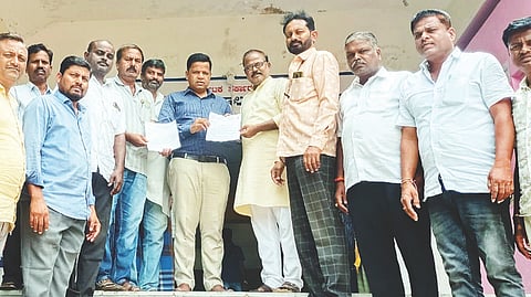 ಕನಕಗಿರಿಯಲ್ಲಿ ತಾಲೂಕು ಬಣಜಿಗ ಸಮಾಜದಿಂದ ತಹಸೀಲ್ದಾರ್ ಚಂದ್ರಶೇಖರ ಗಾಳಿಗೆ ಮನವಿ ಸಲ್ಲಿಸಲಾಯಿತು. ಪ್ರಧಾನ ಕಾರ್ಯದರ್ಶಿ ಸಂತೋಷ ಹಾದಿಮನಿ, ಪಪ ಸದಸ್ಯ ಸುರೇಶ ಗುಗ್ಗಳಶೆಟ್ರ, ಯುವ ಘಟಕದ ಗೌರವಾಧ್ಯಕ್ಷ ರಾಚಪ್ಪ ಪ್ರಭುಶೆಟ್ಟರ್, ಅಧ್ಯಕ್ಷ ಚಂದ್ರು ಚೋಳಿನ್ ಇತರರಿದ್ದರು.