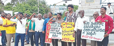 ಪ್ರತಿಭಟನಾಕಾರರ ಮೇಲಿನ ಲಾಠಿಚಾರ್ಜ್ ಖಂಡಿಸಿ ಕೊಪ್ಪಳದಲ್ಲಿ ನಡೆದ ಪ್ರತಿಭಟನೆಯಲ್ಲಿ ಎಐಡಿವೈಒ ಜಿಲ್ಲಾ ಕಾರ್ಯದರ್ಶಿ ಶರಣು ಪಾಟೀಲ್ ಮಾತನಾಡಿದರು. ಪ್ರಮುಖರಾದ ಬಸವರಾಜ್ ಶೀಲವಂತರ, ಶರಣು ಗಡ್ಡಿ, ಸುಬಾನ್ ನೀರಲಗಿ, ಶಿವಕುಮಾರ್, ಮಂಗಳೇಶ್ ರಾಥೋಡ್, ಹೊನ್ನೂರು, ಮಹಾಂತೇಶ್ ಕೊತಬಾಳ, ಎಸ್.ಎ. ಗಫಾರ್ ಇದ್ದರು.