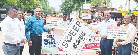 ಎಸ್‌ಐಆರ್ ಅಂಗವಾಗಿ ಕೊಪ್ಪಳ ಬಾಲಕಿಯರ ಸರ್ಕಾರಿ ಪದವಿಪೂರ್ವ ಕಾಲೇಜು ವಿದ್ಯಾರ್ಥಿನಿಯರಿಂದ ನಡೆದ ಜಾಗೃತಿ ಜಾಥಾಕ್ಕೆ ತಾಲೂಕು ಸ್ವೀಪ್ ಸಮಿತಿ ಅಧ್ಯಕ್ಷ ದುಂಡಪ್ಪ ತುರಾದಿ ಚಾಲನೆ ನೀಡಿದರು. ಪ್ರಾಚಾರ್ಯ ಶಿವಾನಂದ ಎ.ಆರ್., ಉಪ ಪ್ರಾಚಾರ್ಯ ವಿ.ಜಿ. ಸೂಡಿಮಠ, ತಾಪಂ ಸಹಾಯಕ ನಿರ್ದೇಶಕ ಮಹೇಶ್ ಇದ್ದರು.
