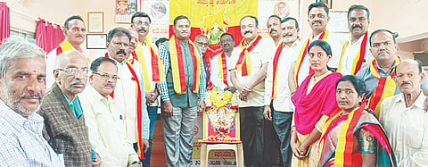 ಕೆ.ಆರ್.ನಗರದ ರೋಟರಿ ಭವನದಲ್ಲಿ ಏರ್ಪಡಿಸಲಾಗಿದ್ದ   ಕನ್ನಡ ರಾಜ್ಯೋತ್ಸವ ಹಾಗೂ ಸಾಧಕರಿಗೆ ಅಭಿನಂದನಾ ಸಮಾರಂಭವನ್ನು ತಹಸೀಲ್ದಾರ್ ಜಿ.ಸುರೇಂದ್ರಮೂರ್ತಿ ಉದ್ಘಾಟಿಸಿದರು. ಡಿಂಡಿಮ್ ಶಂಕರ್,  ಉದಯಕುಮಾರ್,  ಸಿ.ವಿ.ಮೋಹನ್‌ಕುಮಾರ್,  ಕೃಷ್ಣ,  ಟಿ.ಎನ್.ದಯಾನಂದ್,  ಕೆ.ಆರ್.ಪುರುಷೋತ್ತಮ್ ಇತರರು ಇದ್ದರು.