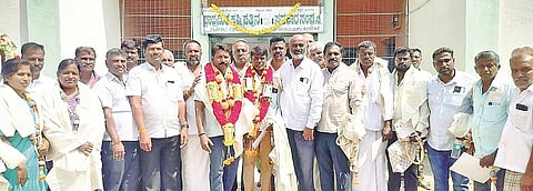  ಕೆ.ಆರ್.ನಗರ ತಾಲೂಕಿನ ಬ್ಯಾಡರಹಳ್ಳಿ ಕೃಷಿ ಪತ್ತಿನ ಸಹಕಾರ ಸಂಘಕ್ಕೆ ಅವಿರೋಧವಾಗಿ ಆಯ್ಕೆಯಾದ ಬಿ.ಎಲ್.ಪ್ರಾಣೇಶ್ ಹಾಗೂ ಉದಯಕುಮಾರ್ ಅವರನ್ನು ನಿರ್ದೇಶಕರು ಮತ್ತು ಮುಖಂಡರು ಸನ್ಮಾನಿಸಿದರು.