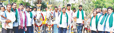 .ಆರ್.ನಗರದ ಆಂಜನೇಯ ಬಡಾವಣೆಯದಲ್ಲಿ ಶ್ರೀ ಬಸವೇಶ್ವರ ರೈತ ಗಾಡಿ ಸಂಘದಿಂದ ಆಯೋಜಿಸಿದ್ದ 48ನೇ ವರ್ಷದ ಬಸವ ಜಯಂತಿ ಆಚರಣೆ ಮತ್ತು ರಾಸುಗಳ ಮೆರವಣಿಗೆಗೆ ಸಂಘದ ಅಧ್ಯಕ್ಷ ರಾಘವೇಂದ್ರ ಚಾಲನೆ ನೀಡಿದರು. ಅಶ್ವತ್ಥ್ ನಾರಾಯಣ್, ಕೇಶವಮೂರ್ತಿ, ಗೋವಿಂದೇಗೌಡ, ನಾರಾಯಣ್‌ನಾಯಕ್, ಜಗದೀಶ್, ದೇವರಾಜು, ಶಂಕರ್, ಗಜೇಂದ್ರ, ಕುಳ್ಳೇಗೌಡ, ರವಿ, ರಮೇಶ್, ಅಶೋಕ್, ಕುಮಾರ, ರಾಮಿ, ಸಚ್ಚಿನ್, ವಿನಯ್ ಯೋಗೇಶ್ ಕುಮಾರ್ ಇತರರು ಇದ್ದರು. ===============