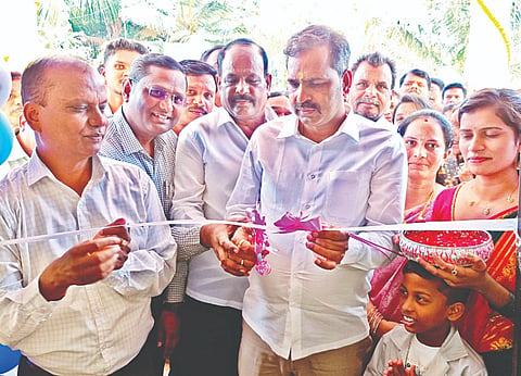ಕೆ.ಆರ್.ನಗರದಲ್ಲಿ ಡಾ.ಬಿ.ಆರ್.ಅಂಬೇಡ್ಕರ್ ಮೆಟ್ರಿಕ್ ನಂತರದ ಬಾಲಕಿಯರ ವಿದ್ಯಾರ್ಥಿ ನಿಲಯದ ಕಟ್ಟಡವನ್ನು ಶಾಸಕ ಡಿ.ರವಿಶಂಕರ್ ಉದ್ಘಾಟಿಸಿದರು. ಸುರೇಂದ್ರ ಮೂರ್ತಿ , ಎಚ್.ಎಲ್.ಶಂಕರಮೂರ್ತಿ, ಸಿದ್ದಪ್ಪ, ಡಿ.ವಿ.ಗುಡಿ ನಂದೀಶ್, ಎಂ.ಎಸ್ ರೇಖಾ ಇತರರು ಇದ್ದರು.