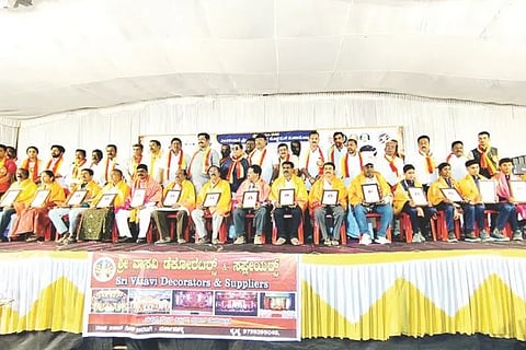 ಕಾರಟಗಿ ತಾಲೂಕಿನ ಮರ್ಲಾನಹಳ್ಳಿ ಗ್ರಾಮದಲ್ಲಿ  ನಡೆದ ತೃತೀಯ ಕನ್ನಡ ಸಾಹಿತ್ಯ ಸಮ್ಮೇಳನದಲ್ಲಿ ನಾನಾ ಕ್ಷೇತ್ರಗಳಲ್ಲಿ ಸಾಧನೆ ಮಾಡಿದ ಸಾಧಕರಿಗೆ ಸನ್ಮಾನಿಸಲಾಯಿತು. ಸಮ್ಮೇಳನದ ಸರ್ವಾಧ್ಯಕ್ಷ ಡಾ. ಸಿ.ಬಿ.ಚಿಲ್ಕರಾಗಿ , ಸಚಿವ ಶಿವರಾಜ ತಂಗಡಗಿ,ವೀರಶೈವ ವಿದ್ಯಾವರ್ಧಕ ಸಂಘದ ಆಡಳಿತಾಧಿಕಾರಿ ಬಸವಂತರಾಯ ಕುರಿ ಇತರರಿದ್ದರು.