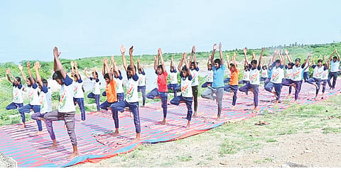 ಕುಷ್ಟಗಿ ತಾಲೂಕಿನ ಮೆಣೇಧಾಳ ಗ್ರಾಮದಲ್ಲಿ ಅಂತಾರಾಷ್ಟ್ರೀಯ ಯೋಗ ದಿನ ಆಚರಿಸಲಾಯಿತು.