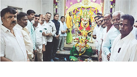 ಕೂಡ್ಲಿಗಿ ಗ್ರಾಮ ದೇವತೆ ಶ್ರೀ ಊರಮ್ಮ ದೇವಿಗೆ ಬಂಗಾರದ ಮುಖ ಕವಚ ಹಾಗೂ ಕೀರೀಟವನ್ನು ದೈವಸ್ಥರು ಅರ್ಪಿಸಿದರು. ಶಾಸಕ ಡಾ.ಎನ್.ಟಿ.ಶ್ರೀನಿವಾಸ್, ಪ್ರಮುಖರಾದ ಉದಯ ಜನ್ನು, ಎಸ್.ಸುರೇಶ್, ಸಿ.ಬಿ.ಜಯರಾಂ ನಾಯಕ, ಟಿ.ಜಿ.ಮಲ್ಲಿಕಾರ್ಜುನ ಗೌಡ, ಶೆಟ್ರು ಬಸವರಾಜ, ಬಣಕಾರ ಮಂಜುನಾಥ, ಢಾಣಿ ರಾಘವೇಂದ್ರ ಇತರರಿದ್ದರು.