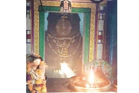 ಕುರುಗೋಡು ಪಟ್ಟಣದ ಐತಿಹಾಸಿಕ ದೊಡ್ಡಬಸವೇಶ್ವರ ದೇವಸ್ಥಾನದ ಗರ್ಭಗುಡಿಯಲ್ಲಿನ ವಿಗ್ರಹವನ್ನು ಗುರುವಾರ ಸಂಜೆ ಸೂರ್ಯನ ಕಿರಣಗಳು ಸ್ಪರ್ಶಿಸಿರುವುದು.
