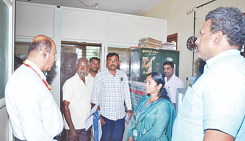 ಕೊಳ್ಳೇಗಾಲ ನಗರಸಭೆ ಕಚೇರಿಗೆ ಗುರುವಾರ ಚಾಮರಾಜನಗರ ಲೋಕಾಯುಕ್ತ ಪೊಲೀಸ್ ಡಿವೈಎಸ್ಪಿ ಗಜೇಂದ್ರ ಪ್ರಸಾದ್ ಅವರು ಭೇಟಿ ನೀಡಿ ಕಚೇರಿಯಲ್ಲಿ ನಡೆಯುತ್ತಿರುವ ಸಾರ್ವ ಜನಕರ ಕೆಲಸ ಕಾರ್ಯಗಳನ್ನು ಪರಿಶೀಲಿಸಿದರು. 