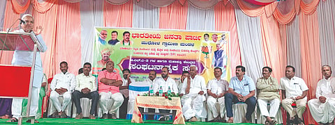 ಲೋಕಾಪುರ ಲೋಕೇಶ್ವರ ದೇವಸ್ಥಾನದಲ್ಲಿ ಹಮ್ಮಿಕೊಂಡಿದ್ದ ಬಿಜೆಪಿ ಮುಧೋಳ ಗ್ರಾಮೀಣ ಮಂಡಳದ ಎಸ್‌ಐಆರ್ ಅಭಿಯಾನ ಮಹಾಶಕ್ತಿ ಕೇಂದ್ರದ ಸಂಘಟನಾತ್ಮ ಸಭೆಯಲ್ಲಿ ಸಂಸದ ಗೋವಿಂದ ಕಾರಜೋಳ ಮಾತನಾಡಿದರು. ಲೋಕಣ್ಣ ಕತ್ತಿ, ಸಂಗನಗೌಡ ಕಾತರಕಿ, ನಾಗಪ್ಪ ಅಂಬಿ, ವಿ.ಎಂ. ತೆಗ್ಗಿ, ಎಂ.ಎಂ. ವಿರಕ್ತಮಠ ಇತರರಿದ್ದರು.