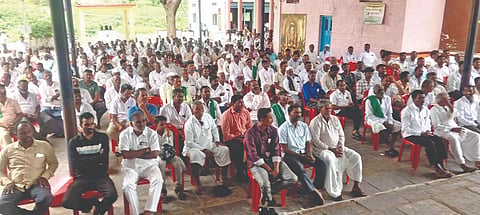 ಲೋಕಾಪುರ ಪಟ್ಟಣದ ಲೋಕೇಶ್ವರ ದೇವಸ್ಥಾನದಲ್ಲಿ ಹಮ್ಮಿಕೊಂಡಿದ್ದ ಘಟಪ್ರಭಾ ಬಲದಂಡೆ ಕಾಲುವೆ ನೀರು ಹಂಚಿಕೆ, ಅಕ್ರಮ ತಡೆ ಹಾಗೂ ಸಮಗ್ರ ನಿರ್ವಹಣೆ ಸಭೆಯಲ್ಲಿ ರೈತರು ಹೆಚ್ಚಿನ ಸಂಖ್ಯೆಯಲ್ಲಿ ಪಾಲ್ಗೊಂಡಿದ್ದರು. ರೈತ ಮುಖಂಡ ತಿಮ್ಮಣ್ಣ ಹುಲಸದ, ಲೋಕಣ್ಣ ಕತ್ತಿ, ಪಿಕೆಪಿಎಸ್ ಅಧ್ಯಕ್ಷ ಅರ್ಜುನ ಕೊಪ್ಪದ, ಎ.ಡಿ.ಸಂಗಣ್ಣವರ, ವಿಠ್ಠಲಗೌಡ ಪಾಟೀಲ, ಯಮನಪ್ಪ ಹೊರಟ್ಟಿ, ಆನಂದ ಹವಳಖೋಡ, ರಮೇಶ ದೇವರಡ್ಡಿ ಇತರರಿದ್ದರು.