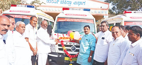 ಲಿಂಗಸುಗೂರಿನ ತಾಲೂಕು ಆಸ್ಪತ್ರೆಯಲ್ಲಿ ನೂತನ ಆಂಬುಲೆನ್ಸ್ ಸೇವೆಗೆ ಶಾಸಕ ಮಾನಪ್ಪ ವಜ್ಜಲ್, ಎಂಎಲ್ಸಿ ಶರಣಗೌಡ ಪಾಟೀಲ್ ಬಯ್ಯಪುರ ಚಾಲನೆ ನೀಡಿದರು