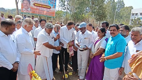 ಹೊಸಪೇಟೆಯಲ್ಲಿ ಮೇಲ್ಮಟ್ಟ ಜಲಸಂಗ್ರಹಗಾರ ನಿರ್ಮಾಣ ಹಾಗೂ ಏರು  ಕೊಳವೆ ಮಾರ್ಗ ಅಳವಡಿಕೆ ಕಾಮಗಾರಿಗಳಿಗೆ ಬುಧವಾರ ಶಾಸಕ ಎಚ್.ಆರ್.ಗವಿಯಪ್ಪ ಭೂಮಿ ಪೂಜೆ ನೆರವೇರಿಸಿದರು. ನಗರಸಭೆ ಪೌರಾಯುಕ್ತ ಶಿವಕುಮಾರ್ ಎರಗುಡಿ, ಅಧ್ಯಕ್ಷ ರೂಪೇಶ್ ಕುಮಾರ್, ನಗರಸಭೆ ಸದಸ್ಯರಾದ ರಮೇಶ್ ಗುಪ್ತ, ಮಂಜುನಾಥ ಪ್ರಮುಖರಾದ ಟಿ.ನಾಗರಾಜ,‌ ಮಧುರ ಚನ್ನಶಾಸ್ತ್ರಿ ಸೇರಿದಂತೆ ಇತರರಿದ್ದರು.
