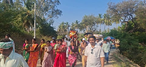 ಹಂಪಿಯಲ್ಲಿಶನಿವಾರ ಮ್ಯಾಸನಾಯಕಕುಲದೈವಶ್ರೀ ಓಬಳ ದೇವರೊಂದಿಗೆಗAಗಾ ಪೂಜಾಕಾರ್ಯಕ್ರಮ ಆಗಮಿಸಿದ ಜನರು. ಪ್ರಮುಖರಾದ ವಿಶ್ವನಾಥ ಮಾಳಗಿ, ಈರಣ್ಣ ಪೂಜಾರಿ, ಅನಿಲ್ ಕುಮಾರ್ ಮಾಳಗಿ, ಶ್ರೀನಿವಾಸ, ಒಬಳನಾಯಕ, ಶ್ರೀಹರಿನಾಯಕ ಇತರರಿದ್ದರು.