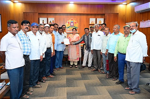 ಹೊಸಪೇಟೆಯಲ್ಲಿ ಮಂಗಳವಾರ ಬಿ ಖಾತಾ ಆಸ್ತಿಗೆ ಎ ಖಾತಾ ನೀಡುವಂತೆ ಒತ್ತಾಯಿಸಿ ಜಿಲ್ಲಾಧಿಕಾರಿ ಕವಿತಾ ಎಸ್.ಮನ್ನಿಕೇರಿ ಅವರಿಗೆ ಮನವಿ ಸಲ್ಲಿಸಿದರು. ವೇದಿಕೆಯ ಅಧ್ಯಕ್ಷ ಯು.ಆಂಜನೇಯಲು, ಪದಾಧಿಕಾರಿಗಳಾದ ಉಮಾಮಹೇಶ್ವರ್, ಎ.ಪಂಪಣ್ಣ, ನಾಗಲಿಂಗಪ್ಪ, ಶಂಕ್ರಪ್ಪ, ರಾಮಲಿ ಇತರರಿದ್ದರು.