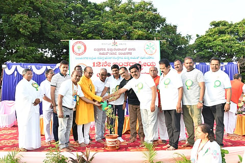 ಹೊಸಪೇಟೆ ಜಿಲ್ಲಾ ಕ್ರೀಡಾಂಗಣದಲ್ಲಿ ಭಾನುವಾರ ಹಮ್ಮಿಕೊಳ್ಳಲಾದ ಭವ್ಯ ವಿಶ್ವ ಯೋಗ ದಿನಾಚರಣೆ ಕಾರ್ಯಕ್ರಮ ಅಪರ ಜಿಲ್ಲಾಧಿಕಾರಿ ಇ.ಬಾಲಕೃಷ್ಣಪ್ಪ ಉದ್ಘಾಟಿಸಿದರು . ನಗರಸಭೆ ಅಧ್ಯಕ್ಷ ಎನ್.ರೂಪೇಶ್ ಕುಮಾರ್, ಯೋಗ ಗುರು ಬಾಲಚಂದ್ರ ಶರ್ಮಾ, ಎಎಸ್ಪಿ ಮಂಜುನಾಥ್ ಇತರರಿದ್ದರು.