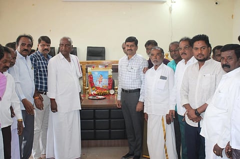 ಹೊಸಪೇಟೆಯಲ್ಲಿನ ಜಿಲ್ಲಾಧಿಕಾರಿ ಕಚೇರಿ ಸಭಾಂಗಣದಲ್ಲಿ ಬುಧವಾರ ನಿಜಶರಣ ಅಂಬಿಗರ ಚೌಡಯ್ಯ ನವರ ಜಯಂತೋತ್ಸವ ಆಚರಿಸಲಾಯಿತು. ಅಪರ ಜಿಲ್ಲಾಧಿಕಾರಿ ಈ.ಬಾಲಕೃಷ್ಣಪ್ಪ, ಕನ್ನಡ ಸಂಸ್ಕೃತಿ ಇಲಾಖೆಯ ಸಹಾಯಕ ನಿರ್ದೇಶಕರ ಸಿದ್ದಲಿಂಗೇಶ ರಂಗಣ್ಣನವರ್, ಪ್ರಮುಖರಾದ ನಾಗರಾಜ, ವೈ.ಯಮುನೇಶ್, ಎಸ್.ಗಾಳೆಪ್ಪ,  ನಾಗರಾಜ ಇತರರಿದ್ದರು.‌