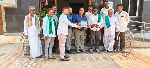 ಹೊಸಪೇಟೆಯಲ್ಲಿ ಕೃಷಿ ಇಲಾಖೆ ಡಿಡಿ ಡಾ.ನಯೀಮ್ ಬಾಷ ಅವರಿಗೆ ಮನವಿ ಸಲ್ಲಿಸಲಾಯಿತು. ಕೃಷಿ ಸಹಾಯಕ ನಿರ್ದೇಶಕ ಮನೋಹರ್ ಗೌಡ, ಜಿಲ್ಲಾ ಅಧ್ಯಕ್ಷ ಟಿ.ನಾಗರಾಜ, ತಾಲೂಕು ಅಧ್ಯಕ್ಷ ಸಣ್ಣಕ್ಕಿ ರುದ್ರಪ್ಪ, ಪ್ರಮುಖರಾದ ದೊಡ್ಡಗಾಳೇಪ್ಪ, ಸುರೇಶ್, ಭುವನಹಳ್ಳಿ ಬಸವರಾಜ್, ಜಾಕೀರ್ ಹುಸೇನ್, ಗಂಟೆ ಮಂಜುನಾಥ, ಮಂಜುನಾಥಸಿAಗ್, ಜಾನಕಿರಾಮ್, ರಾಮಾಂಜಿನಿ, ಸತೀಶ ಇತರರಿದ್ದರು.