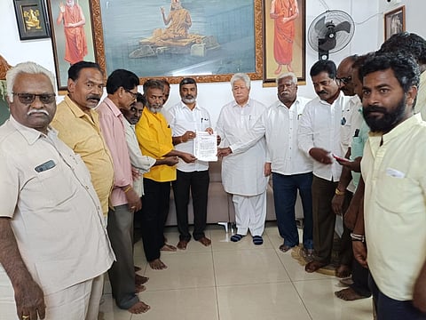 ಹೊಸಪೇಟೆಯಲ್ಲಿ ಕಾರ್ಮಿಕರ ಭವನ ನಿರ್ಮಾಣ ಮಾಡುವಂತೆ ತಾಲೂಕು ಕಟ್ಟಡ ಕಾರ್ಮಿಕರ ಸಂಘದಿಂದ ಶಾಸಕ ಎಚ್.ಆರ್.ಗವಿಯಪ್ಪ ಮನವಿ ಸಲ್ಲಿಸಲಾಯಿತು.