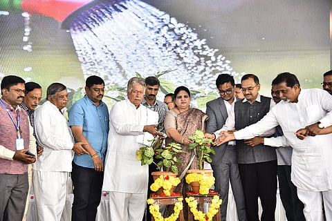ಹೊಸಪೇಟೆ ವಿಜಯನಗರ ಕಾಲೇಜು ಆವರಣದಲ್ಲಿ ಶನಿವಾರ ಮೆಗಾ ಉದ್ಯೋಗ ಮೇಳ ಕಾರ್ಯಕ್ರಮಕ್ಕೆ ಶಾಸಕ ಎಚ್.ಆರ್.ಗವಿಯಪ್ಪ ಉದ್ಘಾಟಿಸಿದರು. ಹುಡಾ ಅಧ್ಯಕ್ಷ ಎಚ್.ಎನ್.ಎಫ್.ಇಮಾಮ್ ನಿಯಾಜಿ, ಜಿಲ್ಲಾಧಿಕಾರಿ ಕವಿತಾ ಎಸ್.ಮನ್ನಿಕೇರಿ, ಜಿಪಂ ಸಿಇಒ ನೋಂಗ್ಜಾಯ್ ಮಹ್ಮದ್ ಅಲಿ ಅಕ್ರಂಶಾ, ನಗರಸಭೆ ಅಧ್ಯಕ್ಷ ಎನ್.ರೂಪೇಶ್‌ ಕುಮಾರ್, ಪ್ರಾಂಶುಪಾಲ ಮಹಾಂತೇಶ್‌ ಆರಾಧ್ಯಮಠ ಇತರರಿದ್ದರು.