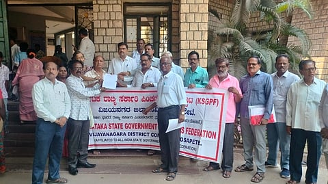 ಹೊಸಪೇಟೆ ತಹಸೀಲ್ ಕಚೇರಿ ಸ್ಥಾನಿಕಾಧಿಕಾರಿ ನಾಗರಾಜ್ ಅವರಿಗೆ ಮಂಗಳವಾರ ಮನವಿ ಸಲ್ಲಿಸಲಾಯಿತು. ಗೌರವ್ಯಾಧ್ಯಕ್ಷ ಮರಡಿ ಜಂಬಯ್ಯ ನಾಯಕ, ಅಧ್ಯಕ್ಷ ಬಿಸಾಟಿ ತಾಯಪ್ಪ ನಾಯಕ, ಪ್ರಧಾನ ಕಾರ್ಯದರ್ಶಿ ನಾಗರಾಜ್ ಪತ್ತಾರ್, ಪ್ರಮುಖರಾದ ಹನುಮಂತಪ್ಪ ಗೌಳಿ, ಪಿ.ಲೀಲಾ, ಇತರರಿದ್ದರು.