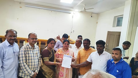 ಹೊಸಪೇಟೆಯಲ್ಲಿ ಮಂಗಳವಾರ ಮರಗಳ ರಕ್ಷಣೆಗಾಗಿ ಸಸ್ಯ ಶ್ಯಾಮಲಾ ಸಂರಕ್ಷಣಾ ಸೇವಾ ಸಂಘದಿAದ ಜಿಲ್ಲಾಧಿಕಾರಿ ಕವಿತಾ ಎಸ್.ಮನ್ನಿಕೇರಿ ಅವರಿಗೆ ಮನವಿ ಸಲ್ಲಿಸಿದರು. ಸಂಘದ ಅಧ್ಯಕ್ಷ ವಿ.ನಾಗರಾಜ್, ಪ್ರಮುಖರಾದ ಶಿವಕುಮಾರ್, ಎ.ಗೋವಿಂದ, ಶಶಿಕುಮಾರ್, ರಮೇಶ್, ಸುಮಲತಾ ಇತರರಿದ್ದರು.