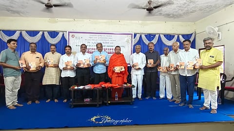 ಹೊಸಪೇಟೆ ಪಿಡಿಐಟಿ ಕಾಲೇಜಿನಲ್ಲಿ ಡಾ.ಮೃತ್ಯುಂಜಯ ರುಮಾಲೆ ಅವರ ಶರಣ ಸಕ್ಕರೆ ಕರಡೆಪ್ಪನವರು ಹಾಗೂ ಕುಡುತಿನಿ ಸಾಹುಕಾರ ಎಣ್ಣೆ ವೀರಮ್ಮ ಕೃತಿಗಳನ್ನು ಕನ್ನಡ ವಿವಿಯ ಅಧ್ಯಯನಾಂಗದ ನಿರ್ದೇಶಕ ಅಮರೇಶ್ ಯತಗಲ್ ಲೋಕಾರ್ಪಣೆ ಮಾಡಿದರು. ನಂದಿಪುರ ಡಾ.ಶ್ರೀ ಮಹೇಶ್ವರ ಶಿವಾಚಾರ್ಯ ಸ್ವಾಮಿ, ಪಿಡಿಐಟಿ ಕಾಲೇಜಿನ ನಾಗರಾಜ್ ಗುಡೇಕೋಟೆ ಅಧ್ಯಕ್ಷತೆ ವಹಿಸಿದರು. ಪ್ರಮುಖರಾದ ಎಂಎA ಶಿವಪ್ರಕಾಶ್, ಸಿದ್ದರಾಮ ಕಲ್ಮಠ, ಪಲ್ಲೇದ್ ಇತರರಿದ್ದರು.