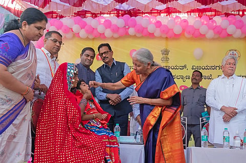 ಕಮಲಾಪುರ ಸಮುದಾಯ ಆರೋಗ್ಯ ಕೇಂದ್ರದಲ್ಲಿ ಭಾನುವಾರ ವಿತ್ತ ಸಚಿವೆ ನಿರ್ಮಲಾ ಸೀತರಾಮನ್ ಮಗುವಿಗೆ ಪಲ್ಸ್ ಪೋಲಿಯೋ ಹಾಕಿದರು. ಸಂಸದ ಇ.ತುಕಾರಾಂ, ಶಾಸಕರಾದ ಎಚ್‌.ಆರ್‌.ಗವಿಯಪ್ಪ, ಡಾ.ಎನ್‌.ಟಿ.ಶ್ರೀನಿವಾಸ್, ಜಿಲ್ಲಾಧಿಕಾರಿ ಕವಿತಾ ಎಸ್‌.ಮನ್ನಿಕೇರಿ, ಎಸ್‌ಪಿ ಎಸ್‌.ಜಾಹ್ನವಿ, ಜಿಪಂ ಸಿಇಒ ಮೊಹಮ್ಮದ್ ಅಲಿ ಅಕ್ರಂ ಷಾ, ಡಿಸಿಎಫ್‌ ಎಚ್.ಅನುಪಮಾ, ಜಿಲ್ಲಾ ಆರ್‌ಸಿಎಚ್‌ ಅಧಿಕಾರಿ ಡಾ.ಜಂಬಯ್ಯ ಇತರರು ಇದ್ದರು.