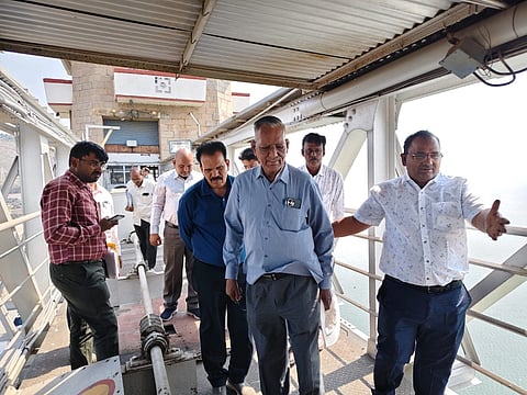 ತುಂಗಭದ್ರಾ ಜಲಾಶಯದ ಹೊಸ ಕ್ರಸ್ಟ್‌ಗೇಟ್‌ಗಳ ಅಳವಡಿಕೆ ಕಾರ್ಯವನ್ನು ಪರಿಣತ ತಜ್ಞ ಕನ್ನಯ್ಯ ನಾಯ್ಡು ಪರಿಶೀಲಿಸಿದರು. ಟಿಬಿಬಿ ಕಾರ್ಯದರ್ಶಿ ಓಆರ್‌ಕೆ ರೆಡ್ಡಿ, ಅಧೀಕ್ಷಕ ಎಂಜನಿಯರ್‌ ನಾರಾಯಣ ನಾಯ್ಕ ಇತರರಿದ್ದರು.
