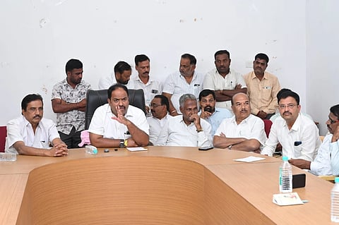 ತಾಲೂಕಿನ ಚಿಕ್ಕತುಪ್ಪೂರು ಗೇಟ್ ಸಮೀಪ 17ರಂದು ಟಿಪ್ಪರ್ ಡಿಕ್ಕಿಯಾಗಿ ಟೆಂಪೋದಲ್ಲಿದ್ದ ಶಾಲಾ ಮಕ್ಕಳಿಗೆ ಪೆಟ್ಟುಬಿದ್ದು ಆಸ್ಪತ್ರೆಗೆ ದಾಖಲಾಗಿರುವ ವಿಚಾರವಾಗಿ ಪಟ್ಟಣದ ಪ್ರವಾಸಿ ಮಂದಿರದಲ್ಲಿ ಪತ್ರಕರ್ತರೊಂದಿಗೆ ಮಾತನಾಡಿದರು. 