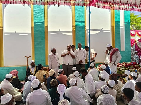 ಗುಂಡ್ಲುಪೇಟೆ ಪಟ್ಟಣದ ಈದ್ಗಾ ಮೈದಾನಕ್ಕೆ ಭೇಟಿ ನೀಡಿ ರಂಜಾನ್ ಹಬ್ಬಕ್ಕೆ ಶುಭಾಶಯ ಕೋರಿದ ಶಾಸಕ ಎಚ್.ಎಂ. ಗಣೇಶ್ ಪ್ರಸಾದ್ ಅವರನ್ನು ಮಸ್ಲಿಂ ಮುಖಂಡರು ಸನ್ಮಾನಿಸಿದರು.