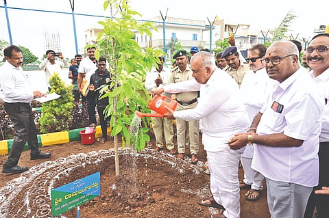 ಮುದ್ದೇಬಿಹಾಳ ಪಟ್ಟಣದ ಸಾಯಿನಗರ, ಸಂಗಮೇಶ ನಗರ ಹಾಗೂ ಬಸವ ನಗರದಲ್ಲಿ ಕೆಬಿಜೆಎನ್‌ಎಲ್ ವತಿಯಿಂದ ನಿರ್ಮಿಸಲಾದ ನೂತನ ಉದ್ಯಾನವನಗಳನ್ನು ಜಲ ಸಂಪನ್ಮೂಲ ಸಚಿವ ರಾಮಲಿಂಗಾರೆಡ್ಡಿ ಲೋಕಾರ್ಪಣೆಗೊಳಿಸಿದರು. ಶಾಸಕ ಸಿ.ಎಸ್. ನಾಡಗೌಡ, ಕೃಷ್ಣಮೂರ್ತಿ ಕುಲಕರ್ಣಿ, ಡಿ. ಬಸವರಾಜ ಇತರರಿದ್ದರು.