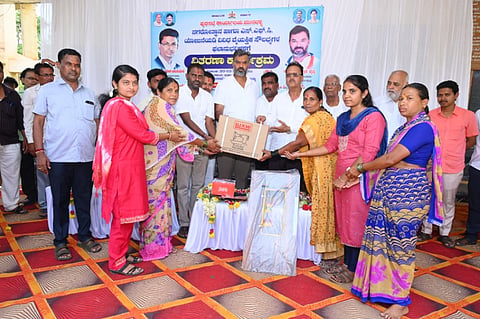 ಮುನವಳ್ಳಿ ಪುರಸಭೆ ವತಿಯಿಂದ ಫಲಾನುಭವಿಗಳಿಗೆ ಶಾಸಕ ವಿಶ್ವಾಸ ವೈದ್ಯ ಹೊಲಿಗೆ ಯಂತ್ರಗಳನ್ನು ವಿತರಿಸಿದರು. ರವೀಂದ್ರ ಯಲಿಗಾರ, ಎಂ.ಆರ್.ಗೋಪಶೆಟ್ಟಿ, ಈಶ್ವರ ಕರೀಕಟ್ಟಿ, ಡಿ.ಡಿ.ಕಿನ್ನೂರಿ, ಚಂದ್ರು ಪೂಜೇರ ಇತರರಿದ್ದರು.